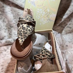 Very G boutique leopard thong sandal size 9 1/2 NEW IN BOX